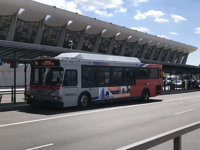 5a_bus_to_dulles_airport_700x.webp
